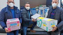 Christian Schmidt-Roedenbeck,Volker Mayer-Lay und Andreas Wissmann (von links) beim Beladen eines Transporters mit Hilfsgütern.