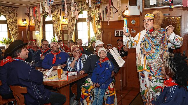 Thomas Tröndle (rechts) sinniert über mehrere Fasnachten im Jahr, und untermauert dies mit gekonnten Liedstücken. Doch am Ende kommt er ...