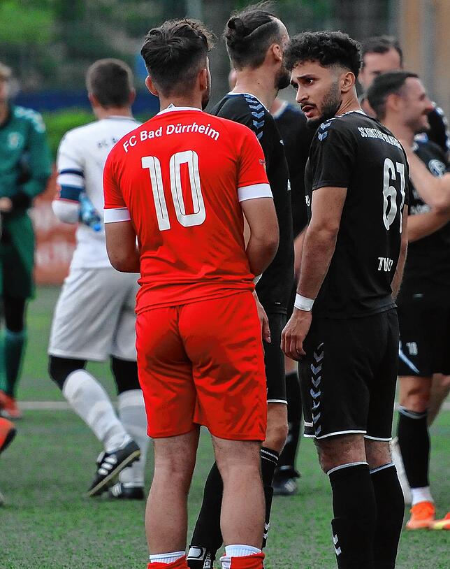Konstanz-Wollmatingens Mert Tuncer (rechts) im Gespräch mit Dean Savic vom FC Bad Dürrheim. Über das Spielgeschehen unterhielten sich ...