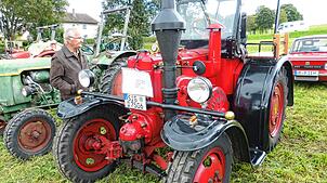 Traktoren, Autos, Feuerwehrfahrzeuge, ganz egal. Nur alt müssen sie sein. Dann sind sie beim Herbstfest willkommen.