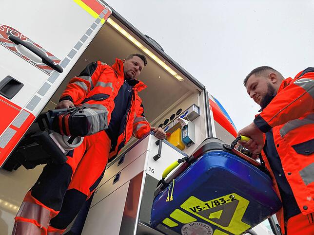 Die Mitarbeiter des Rettungsdienstes – hier Stephan Stengele (links) und Karim Labidi vom Roten Kreuz bei einem gestellten Einsatz – ...