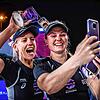 Karla Borger (links) und Julia Sude jubelnd über ihren Sieg im Finale der World Tour.