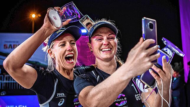 Karla Borger (links) und Julia Sude jubelnd über ihren Sieg im Finale der World Tour.