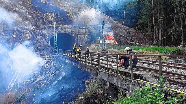 Die Feuerwehr kämpft mit rund 70 Mann gegen einen Brand in der Nähe der Schwarzwaldbahn.