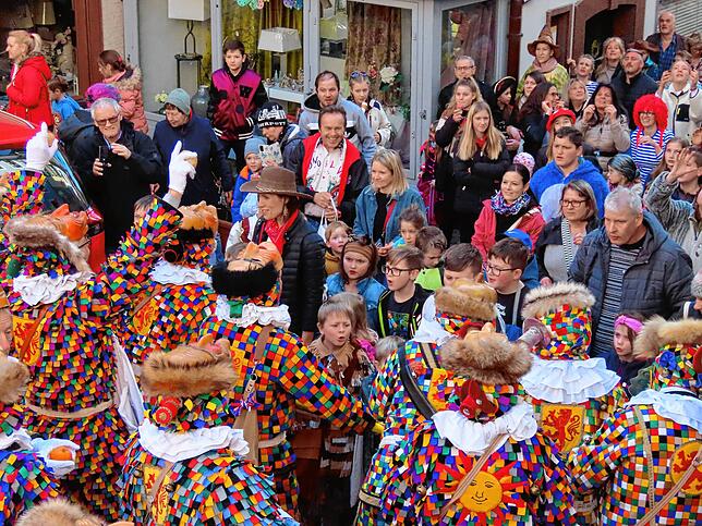 Bild 2: Einfach unverwechselbar! Das Narrolaufen in Laufenburg läutet das Finale der Fasnacht ein