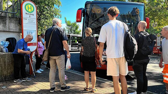 Fahrgäste steigen in Waldshut in den Ersatzbus nach Erzingen ein.