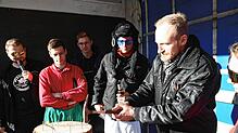 Den Nagel zu treffen erweist sich öfter als schwierig – doch echte Kerle beweisen eine ruhige Hand.
