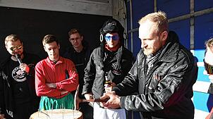 Den Nagel zu treffen erweist sich öfter als schwierig – doch echte Kerle beweisen eine ruhige Hand.