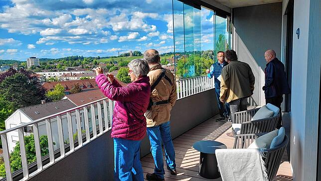Der Blick aus der Musterwohnung im sechsten Stock lässt die SÜDKURIER-Abonnenten staunen, viele machen Fotos. Die Glas-Elemente können ...