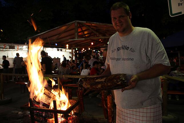 Das Promenadenfest wäre ohne dieses Bild nicht denkbar: Benjamin Kessler sorgt für die richtigen Kassler am offenen Feuer, das die ...