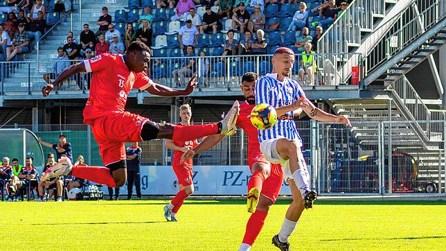 Am ersten Spieltag verlor der 1. FC Rielasingen-Arlen (links Obed Ugondu) mit 2:4 in Pforzheim