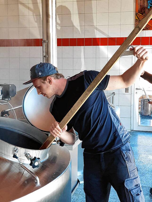 Benedikt Wabnig braut im Jahr 2020 die erste Charge Brigo-Bier in Bräunlingen.