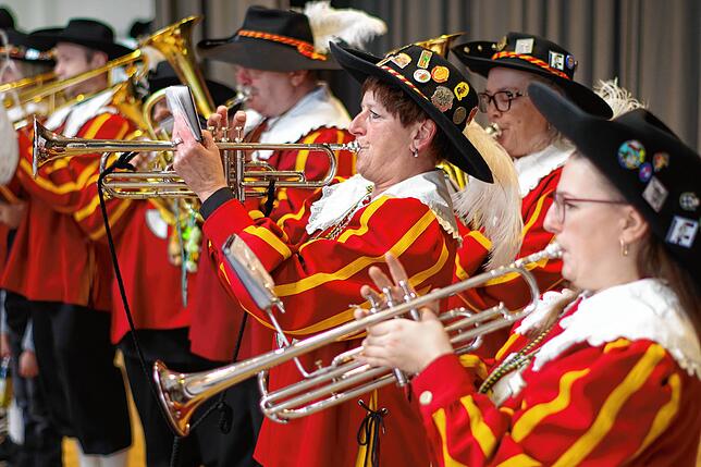 Mit schöner Musik und vielen Spielen wird im Mooser Bürgerhaus die närrische Saison eröffnet.