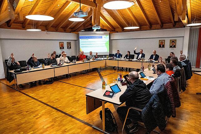 Der Brigachtaler Gemeinderat stimmt einstimmig der Vergabe der Rohbauarbeiten für das neue Flüchtlings-Haus zu.
