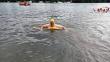 Lässt sich genussvoll im Wasser treiben: Redakteur Maximilian Müller beim Rheinschwimmen. Foto: Christian Schmalzbauer