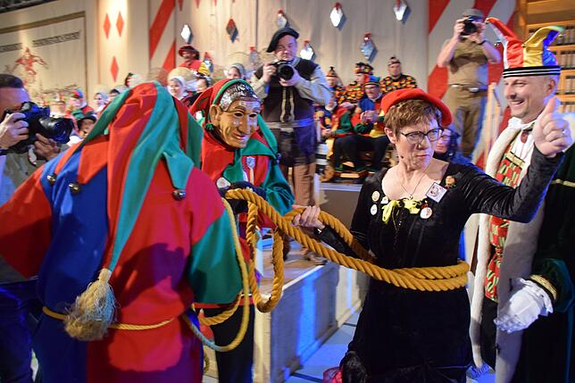 Bild 4: Bilder von der Narrengerichtsverhandlung gegen Annegret Kramp-Karrenbauer (1)