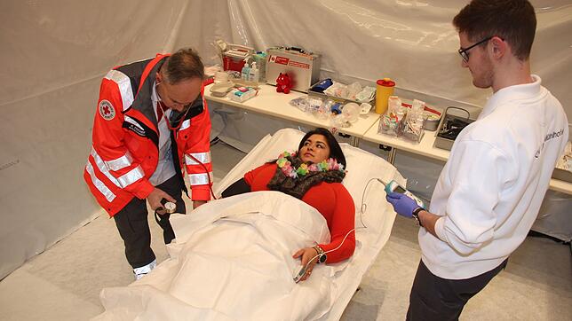 Peter Fischer (links), Notfallsanitäter aus Überlingen, und Stefan Wanner, Rettungssanitäter aus Uhldingen-Mühlhofen, in der ...