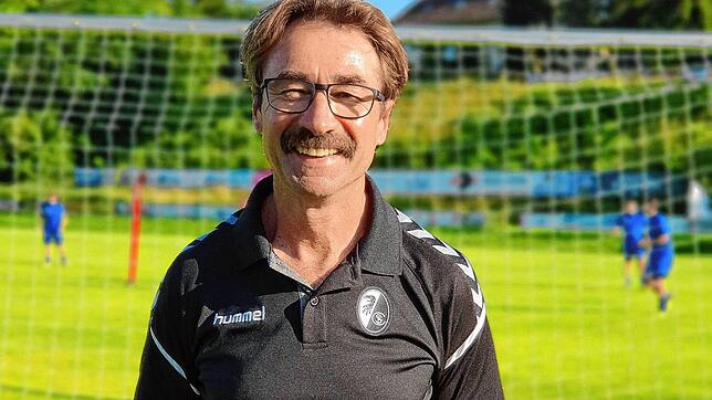 Auf dem Fußballplatz oder in der Halle kann Rolf Dietrich derzeit nicht, um Talente auszubilden. Während des Lockdowns arbeitet der ...