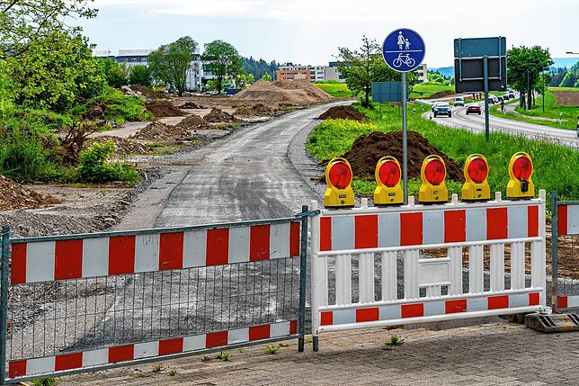 Auch einer der zwei Radwege entlang der Schwenninger Straße ist gesperrt.