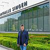 Reinhold Maier von Kultur und Tagung Singen vor der Stadthalle Singen, wo am Donnerstag das Wirtschaftsforum stattfindet.