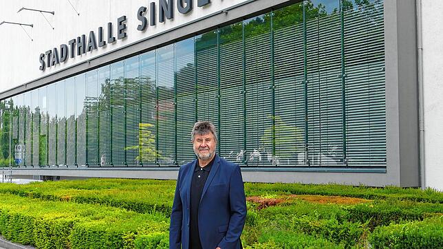 Reinhold Maier von Kultur und Tagung Singen vor der Stadthalle Singen, wo am Donnerstag das Wirtschaftsforum stattfindet.