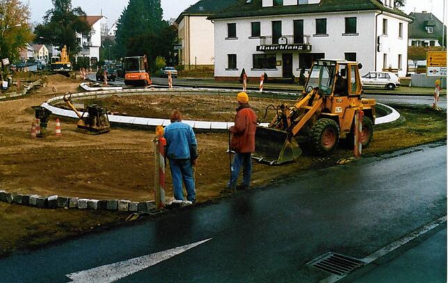 Der Bau des Linde-Kreisverkehrs in Stockach im Jahr 1997: Es war der erste Kreisel in Stockach und eine sehr aufwendige ...