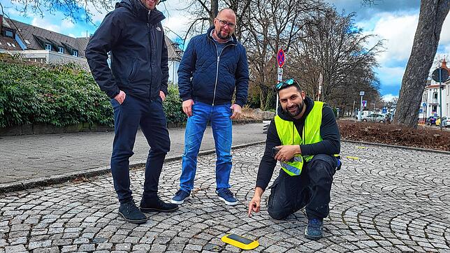 Andreas Hofacker (von links) von der Stadt, Stabstelle Digitalisierung, Valentin Grefenstein von der Firma Swarco und Said Baidoun ...