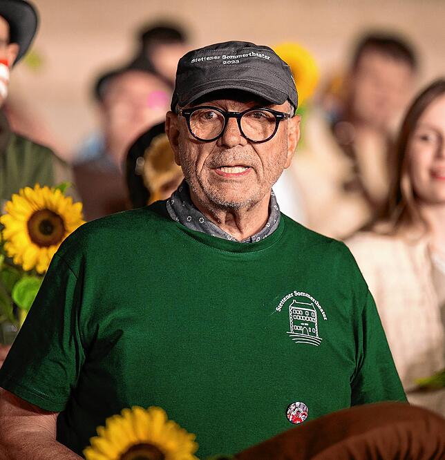 Fritz Pfeiffer, Vorsitzender des Fördervereins &bdquo;Attraktive Region Stetten am kalten Markt&ldquo;, bedankt sich bei allen ...