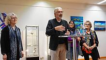 Vernissage in der Städtischen Galerie mit (v. l.) Nathalie Scherer, Bürgermeisterstellvertreter Dieter Köpfler, Vereinsvorsitzende ...