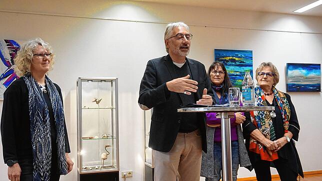 Vernissage in der Städtischen Galerie mit (v. l.) Nathalie Scherer, Bürgermeisterstellvertreter Dieter Köpfler, Vereinsvorsitzende ...