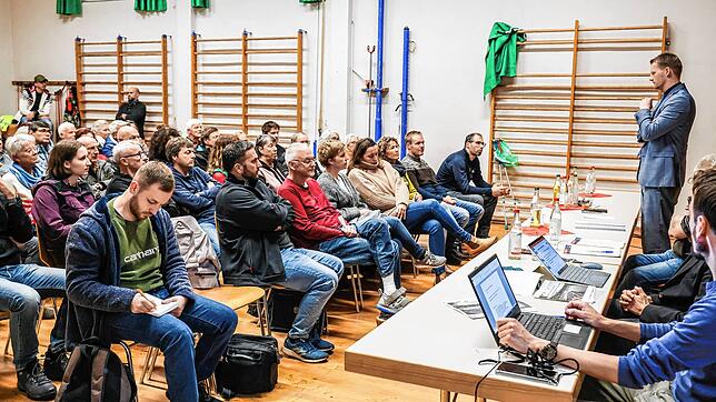 Bei einer Bürgerdialog-Veranstaltung legt die Stadtverwaltung (rechts Oberbürgermeister Simon Gröger) drei mögliche Varianten für die ...