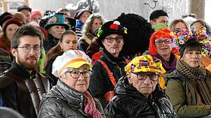 Bild : Narrenmarkt Jestetten 2025 strahlt unter der Sonne mit fröhlichen Narren