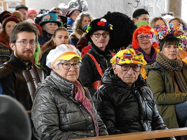 Bild 1: Narrenmarkt Jestetten 2025 strahlt unter der Sonne mit fröhlichen Narren