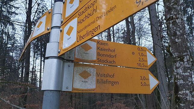 Wanderweg zwischen Bonndorf und Nesselwangen. Hinweisschilder vom Kaien her wurden demontiert.