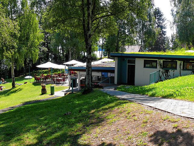 Idyllische Lage: Am Strandbad Litzelstetten wurden Bierbänke gestohlen.