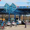 (Archivbild) Auch am Zoll Bietingen/Thayngen gehen der Bundespolizei immer wieder Gesuchte ins Netz: Diesmal erwischten sie einen Mann, ...