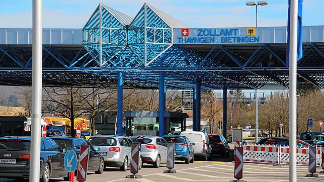 (Archivbild) Auch am Zoll Bietingen/Thayngen gehen der Bundespolizei immer wieder Gesuchte ins Netz: Diesmal erwischten sie einen Mann, ...