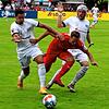 Der Villinger Nico Tadic (links) setzt sich gegen den Freiburger Pedro Allgaier durch. FC 08-Spieler Patrick Peters, der das 2:1 ...