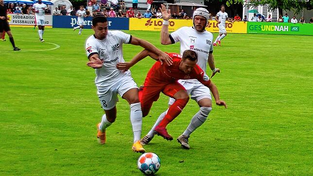 Der Villinger Nico Tadic (links) setzt sich gegen den Freiburger Pedro Allgaier durch. FC 08-Spieler Patrick Peters, der das 2:1 ...
