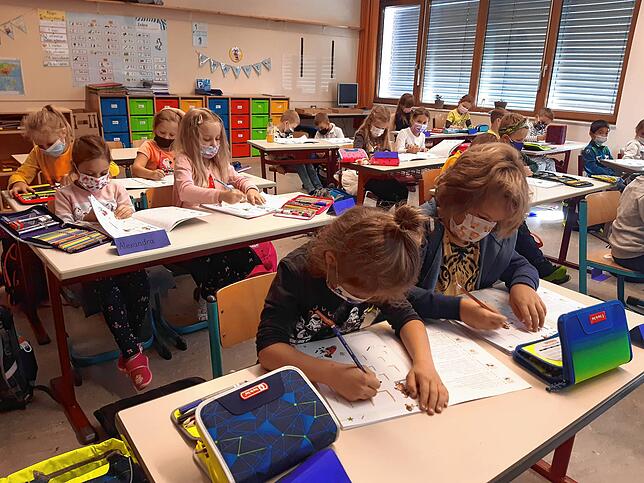 Mit Maske: Die Klasse 1c der Eichendorffschule Donaueschingen während einer Unterrichtsstunde mit Klassenlehrer Patrick Zürn.