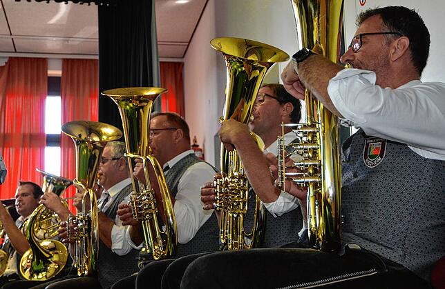 Der Musikverein Riedheim ist nur ein Beispiel für die bewahrte Eigenständigkeit des Stadtteils in Kultur oder Sport. Hier spielt er zur ...