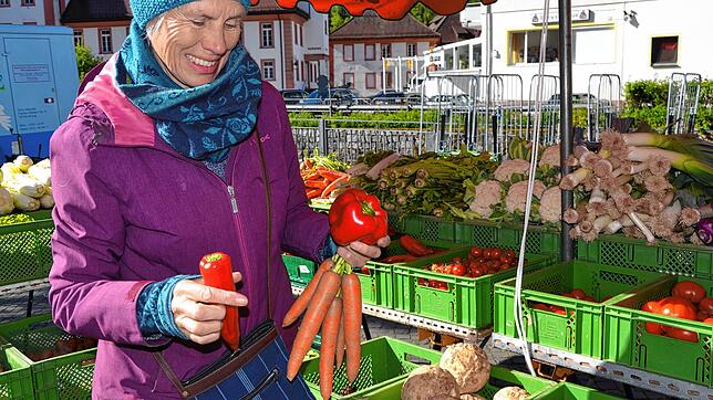 Über frisches Obst und Gemüse freuen sich die Kunden des Wochenmarkts in der Domstadt St.¦Blasien. Gerne dürften aber noch mehr Anbieter ...