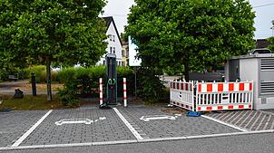 Zwei Stellplätze am Rathaus sind schon jetzt von einer Ladesäule belegt, nach Wunsch der Gemeinde könnte hier auch das kreisweit ...