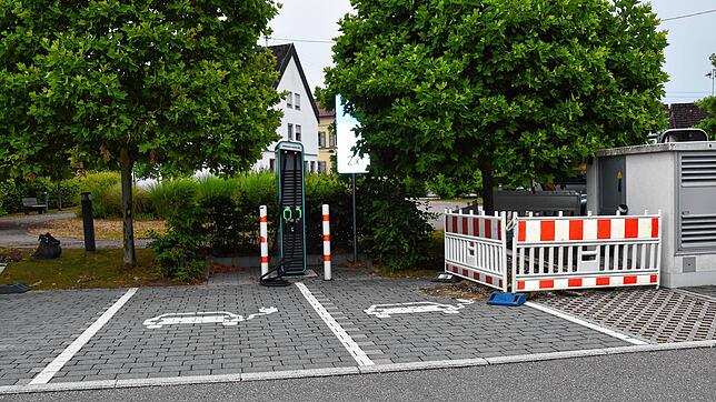 Zwei Stellplätze am Rathaus sind schon jetzt von einer Ladesäule belegt, nach Wunsch der Gemeinde könnte hier auch das kreisweit ...