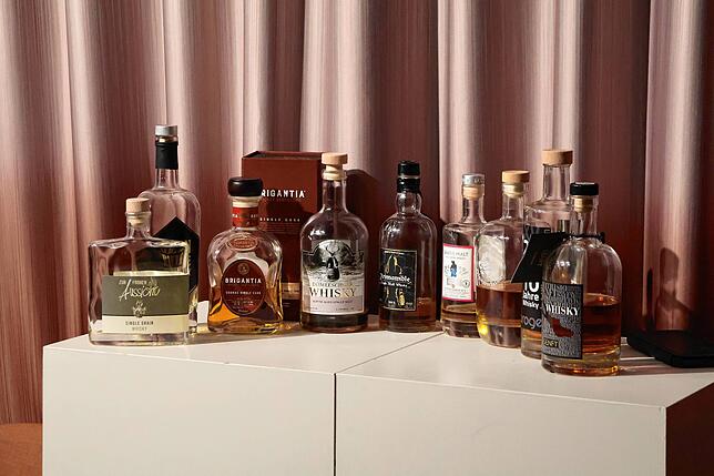 Rund zehn Whiskys aus der Bodenseeregion stehen für das Tasting zur Verfügung.