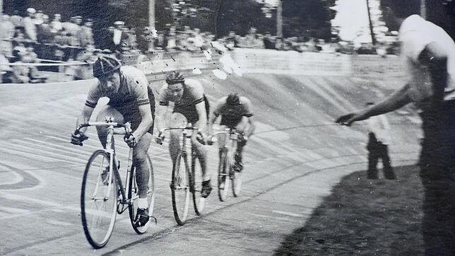 Das historische Bild zeigt die Singener Radrennbahn bei der Austragung einer Südbadischen Meisterschaft in den 60er-Jahren des ...