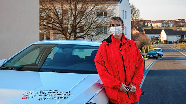 Melanie Heinemann gehört zum Mitarbeiterstamm der Sozialstation Meßkirch-Stetten. Bei ihren Hausbesuchen trägt sie einen Mundschutz.