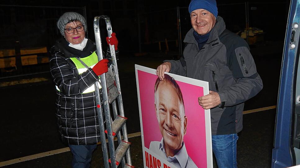 Bild : Wer zuerst kommt, klebt zuerst: Eine Nacht unter Wahlkampfhelfern