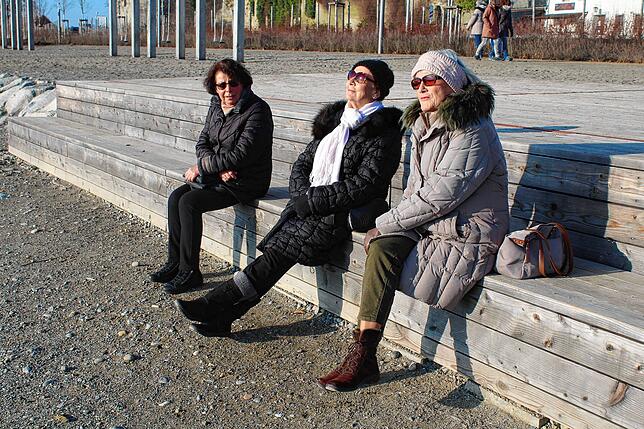 Ihren Platz an der Sonne genießen (von links): Margit und Eleonore Rödel und Jutta Hilburg-Reiche.