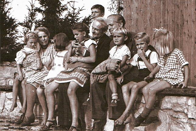 Erich Fischer (hinten links) und Adalbert Graf von Keyserlingk gründeten im März 1947 die Pestalozzi Siedlung in Wahlwies.